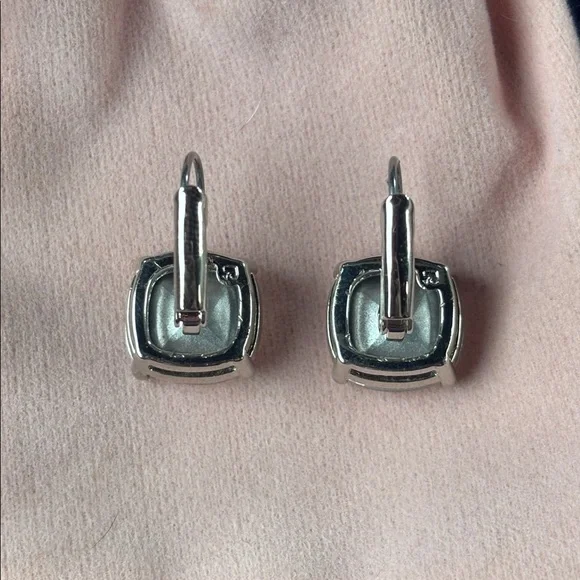 Kate Spade Silver Tone Square Cushion-Cut Crystal Drop Earrings Lever-back Close - Picture 6 of 12